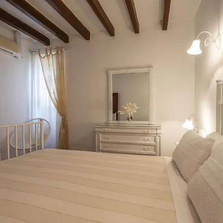Caimaris House *