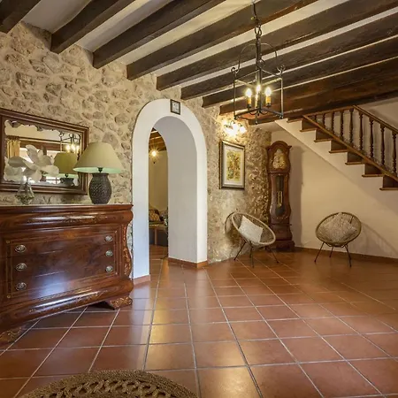 Caimaris House